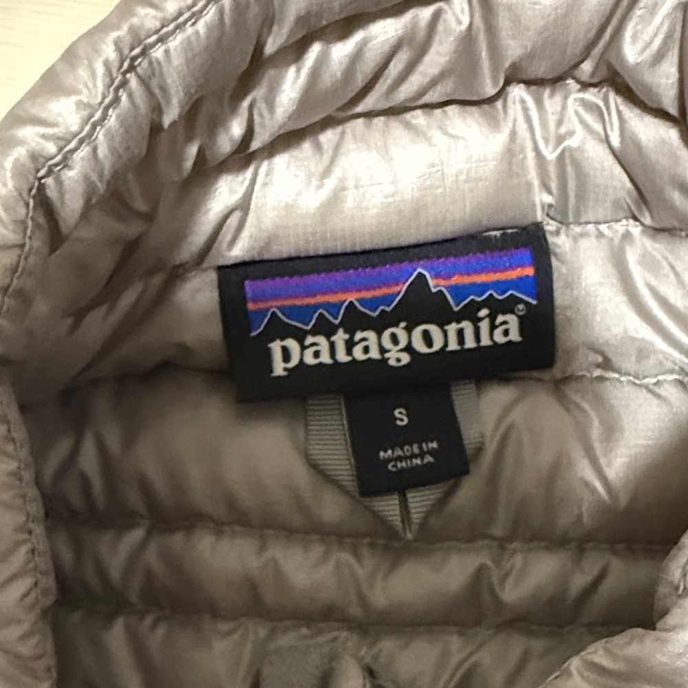 Patagonia Women's Silver Quilted Vest - Picture 3 of 7